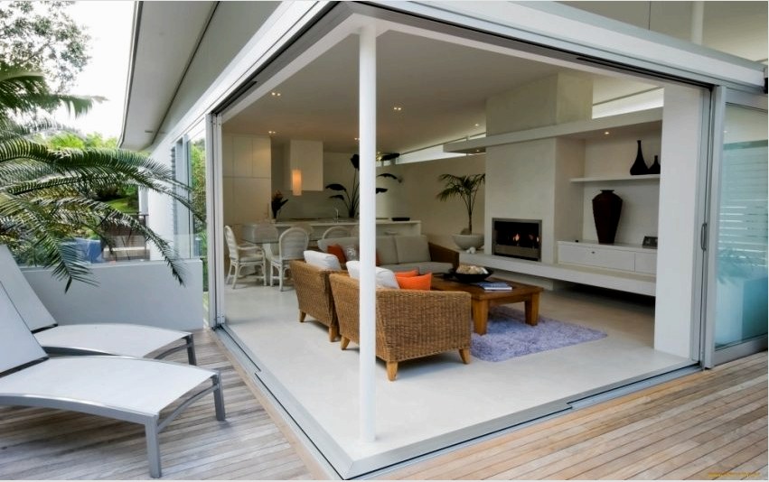 Csúszó ablakokkal ellátott veranda lehetővé teszi, hogy a mellékállományt nyári terassá alakítsa