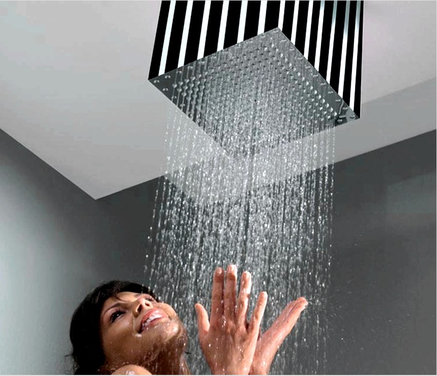 Az esőzuhanyfej megosztja a vízáramot számos egyedi cseppgel