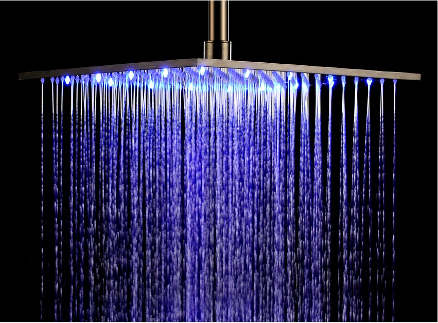 Az esőzuhanyba beépített LED-lámpák, a víz hőmérsékletétől függően, megváltoztathatják a színt