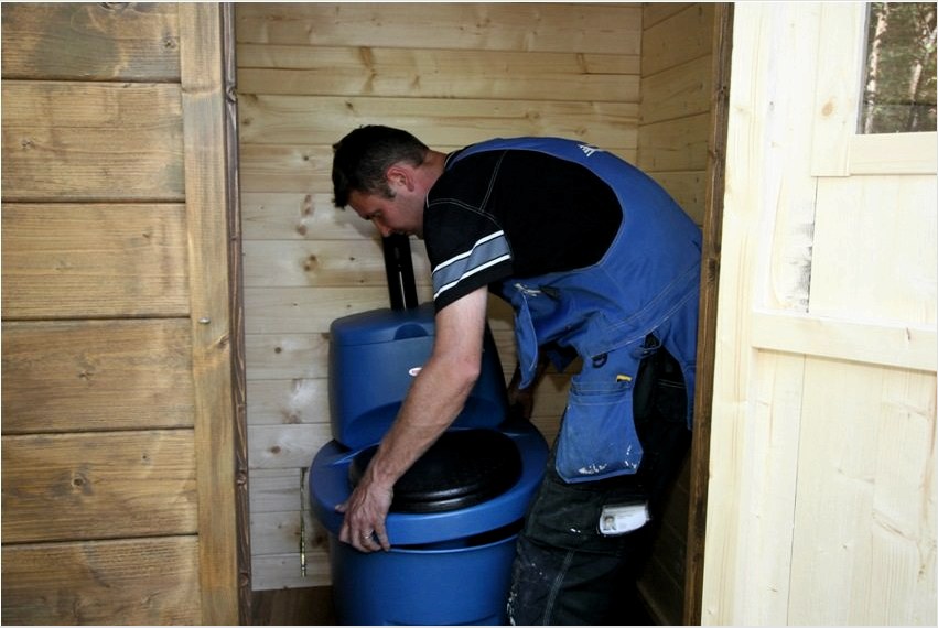 Tőzeg WC, 2. fotó: ülés beszerelése az épített házba