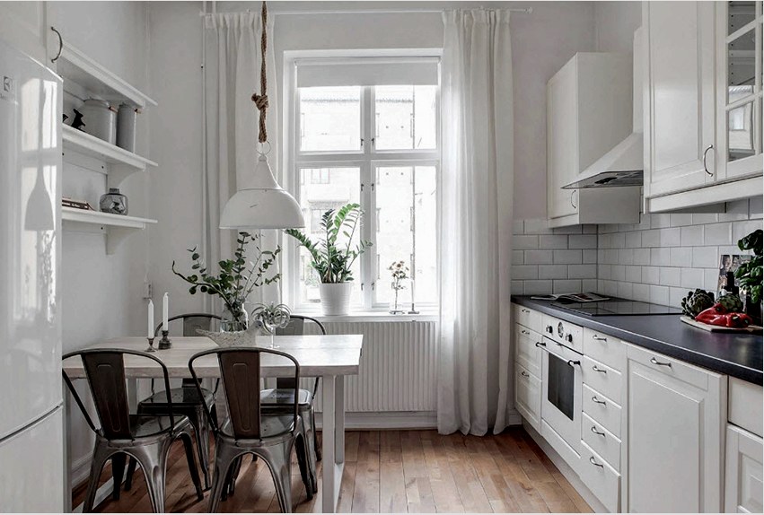 A konyhai tüll árnyékát a szoba falainak színe alapján lehet kiválasztani