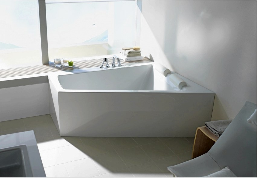 A sarok akrilkád tökéletesen kombinálható a fürdőszobában lévő bármilyen burkolóanyaggal