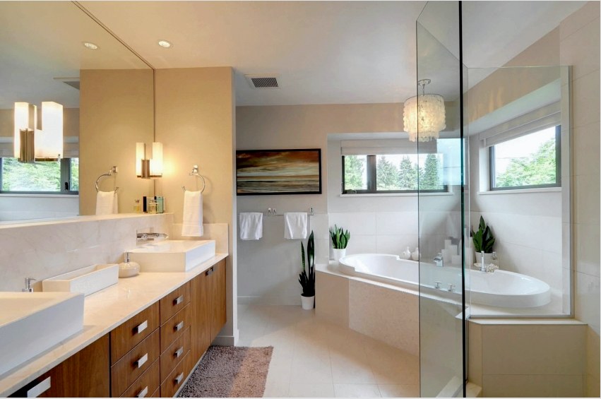 A modern fürdőkád sok modelljének kényelmes polca van a sarokban