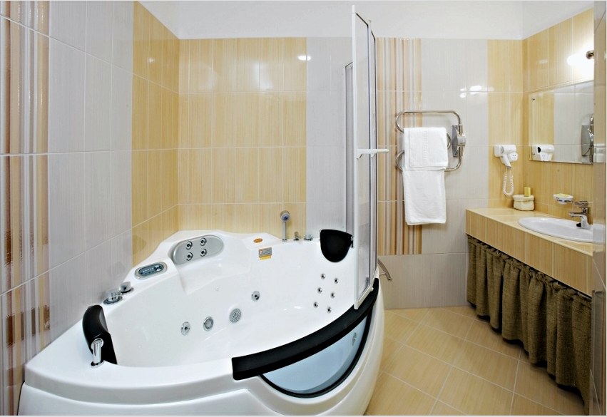 A hidromasszázs sarokkád és a műanyag zuhanyfüggöny átlagára 145-250 ezer rubel.