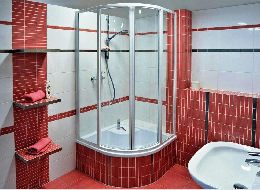 A zuhany mély serpenyővel lehetőséget ad két összetevő harmonikus kombinálására: zuhany és egy kád