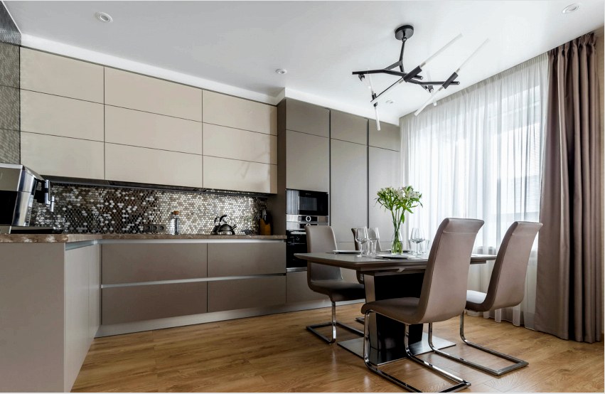 A high-tech konyha funkcionális hely, egyszerű bútorokkal és modern eszközökkel