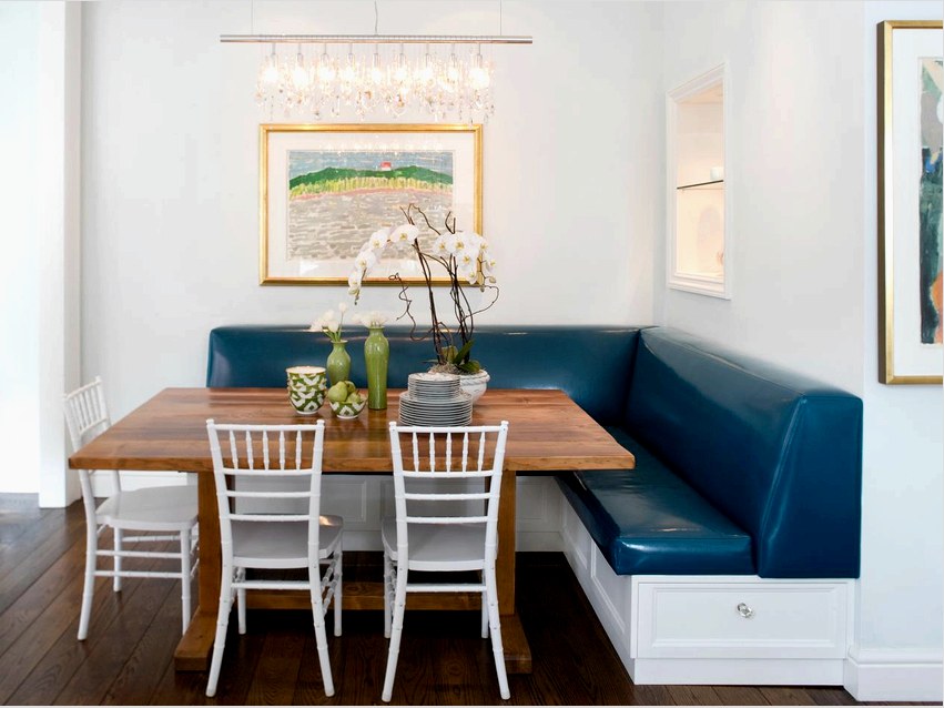 A konyhai sarok-kanapék standard méretei a következők: hossza 1,1–1,4 m, az ülések mélysége pedig 0,5–0,7 m