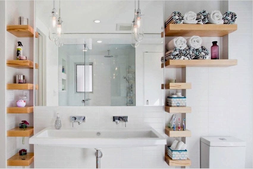 A sarokban lévő fürdőszoba polcok alapvető feladatokat látnak el, mindenféle stílusos hangsúlyt adva a helyiségnek