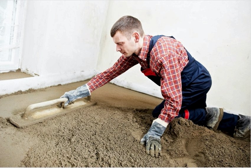 Cement-homok esztrich - az egyik legnépszerűbb alap a dekoratív padló lerakására