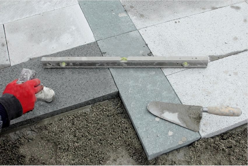 Burkolólapok fektetése homok-beton keverékre