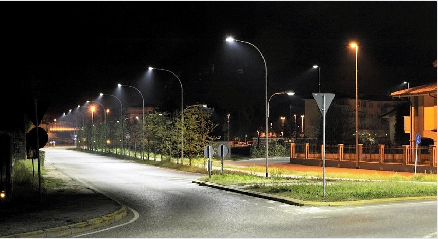 Az utcai világítás felszerelésének ára a lámpák vagy a reflektorok számától és típusától függ