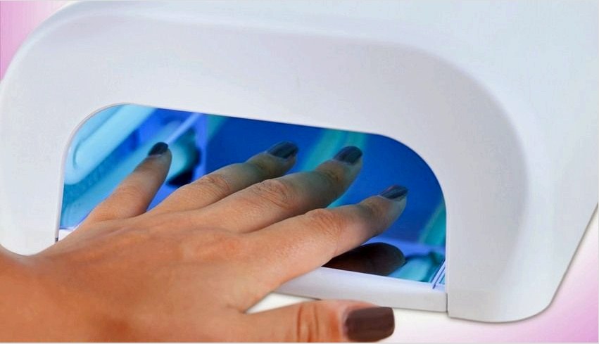 UV-lámpa a körmök szárításához manikűr eljárás során