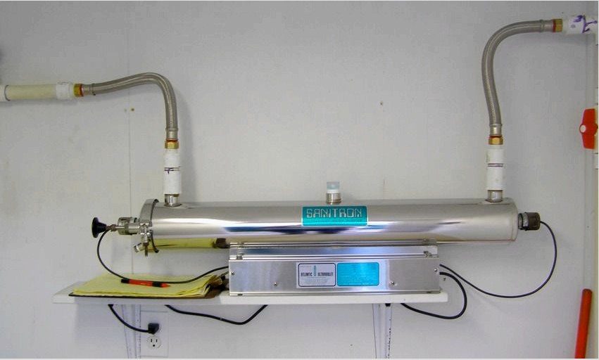 Az eszköz ultraibolya lámpával csatlakozik a vízellátó rendszerhez