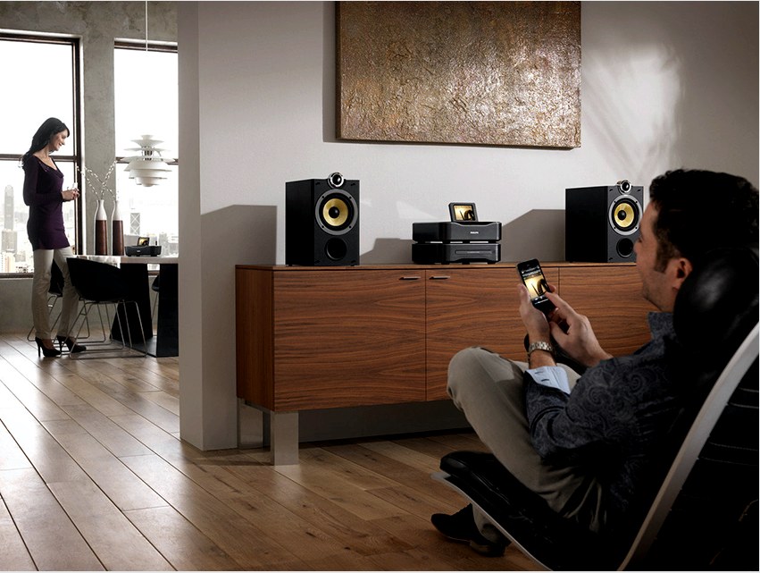 A több helyiség funkció lehetővé teszi az audio- és video-rendszerek irányítását a lakás bármely pontjáról 