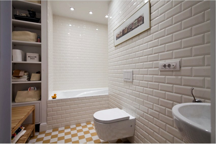 Kis fürdőszobákban a padló kialakítása nem csak vonzónak tűnik, hanem vizuálisan hozzáadja a felvételeket a helyiséghez