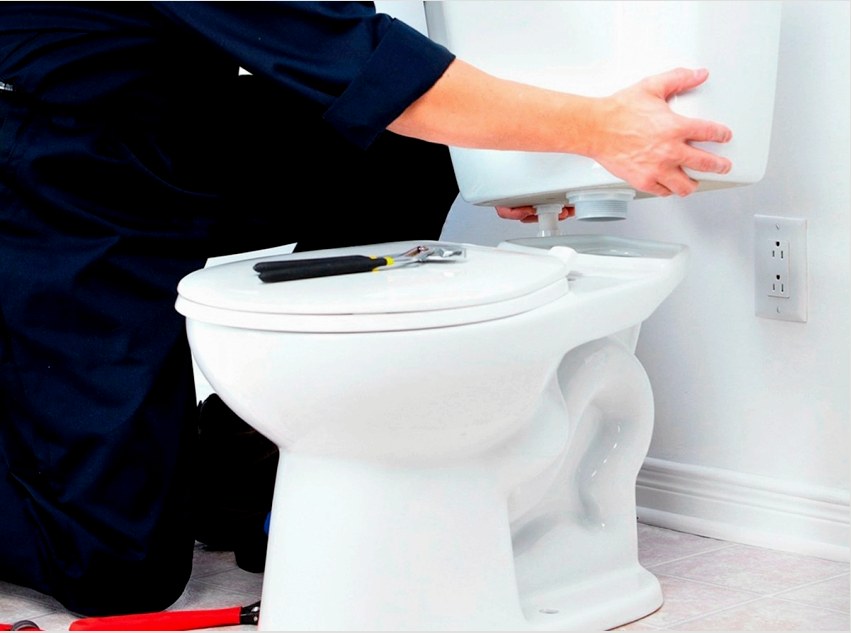 A WC-t saját kezével nem lehet felszerelni a minimálisan szükséges szerszámkészlettel, amely bármelyik tulajdonosnak a házban van