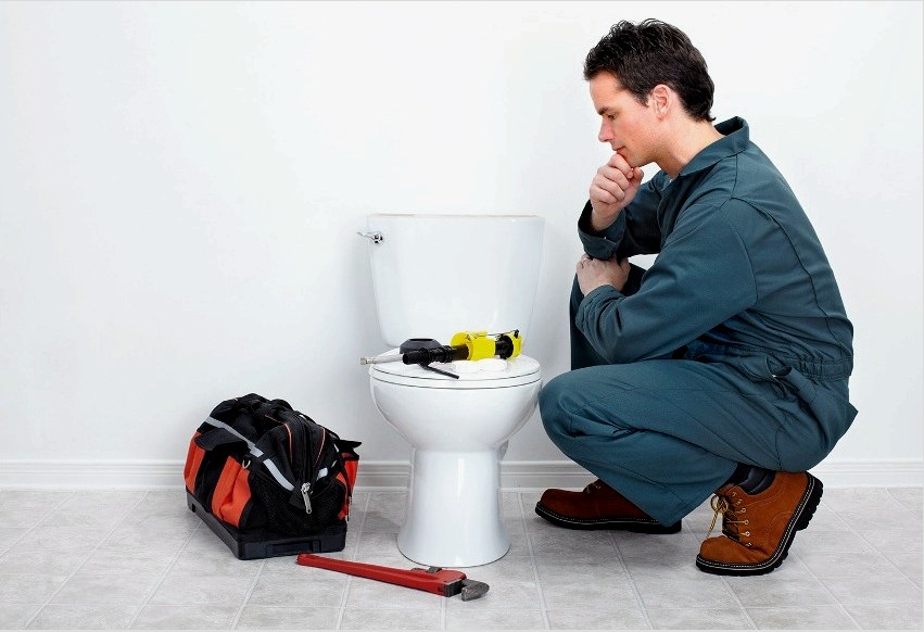 A WC felszerelésekor a következő feladatok oldódnak meg: csatlakozás a csatornába, az alap lezárása és a padlóhoz történő erős rögzítése