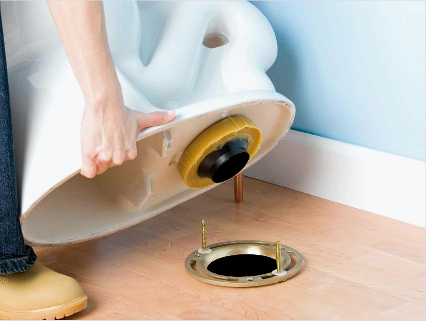 Még egy kezdő mester is felszerelhet WC-t egy fa padlóra, a legfontosabb az, hogy megismerkedjen a munka minden finomságával és válassza ki a legjobb telepítési módszert