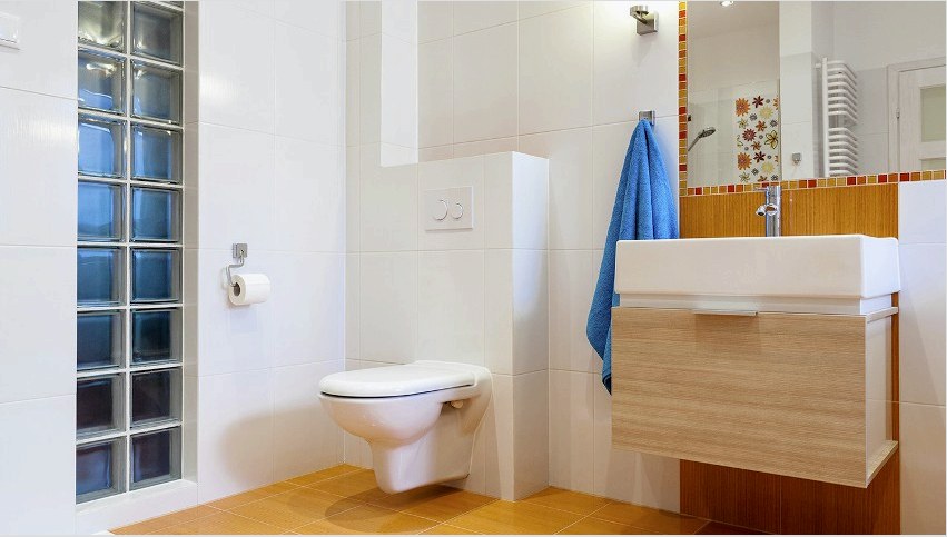 A falra szerelhető WC-ben az öblítő rendszer sokkal jobban működik a tervezési jellemzők miatt, emellett az ilyen rendszerekben van egy dupla öblítő gomb is, amely lehetővé teszi, hogy kevesebb vizet töltsön