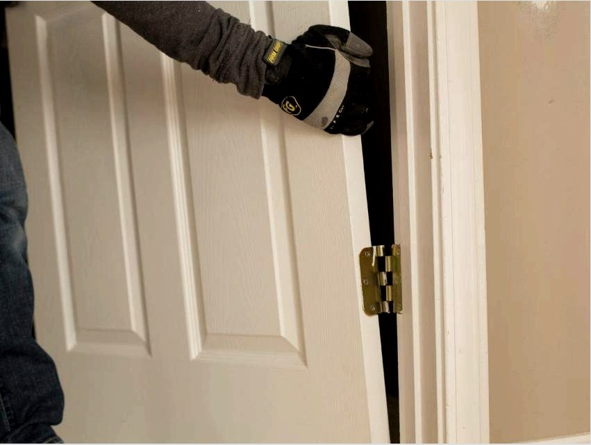 A sarkok és a függő ajtópántok fűrészelése problémát jelenthet a kezdők számára