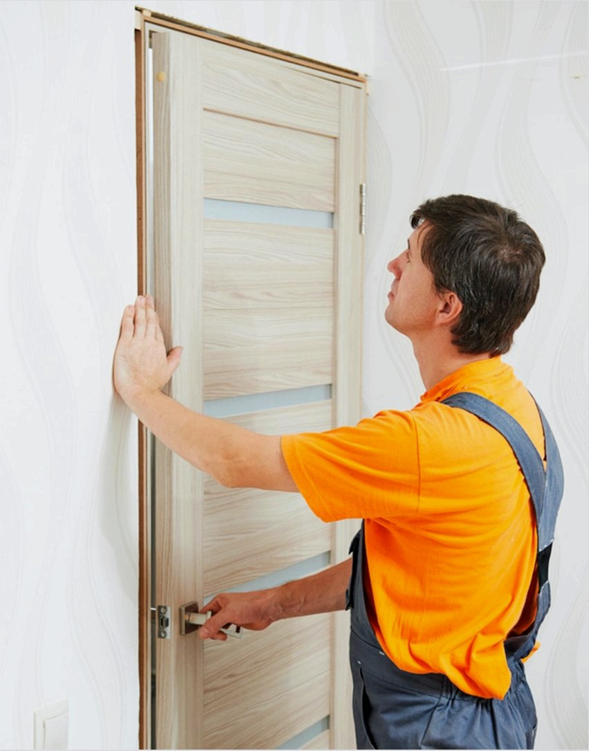 A telepítés során ellenőrizni kell a cső és az ajtó közötti réseket