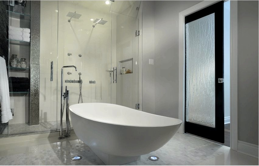 A fürdőszoba ajtaja domborított matt üvegből készül