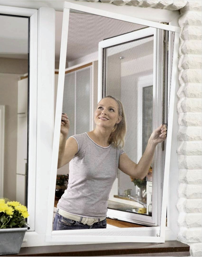Javasoljuk, hogy óvatosan helyezze be a szúnyoghálókat egy műanyag ablakra, és válassza a kiváló minőségű és tartós szerkezeteket