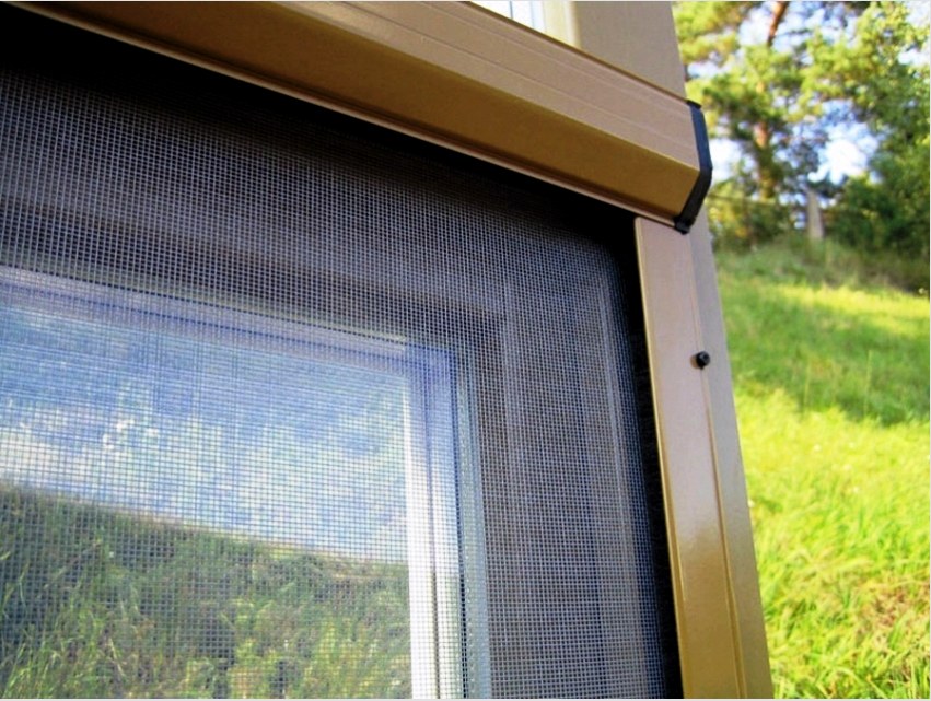 Szúnyogháló felszerelése egy redőny típusú ablakra, sok erőfeszítést igényel, speciális szerszámot és a termék saját maga összeszerelésének képességét igényli