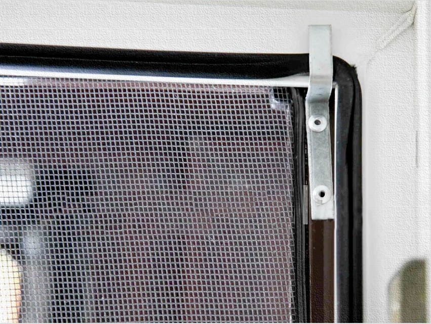 Az összeszerelés megkönnyítése érdekében z alakú kötőelemeket az ablaküveg profiljára kétoldalas szalaggal lehet ragasztani