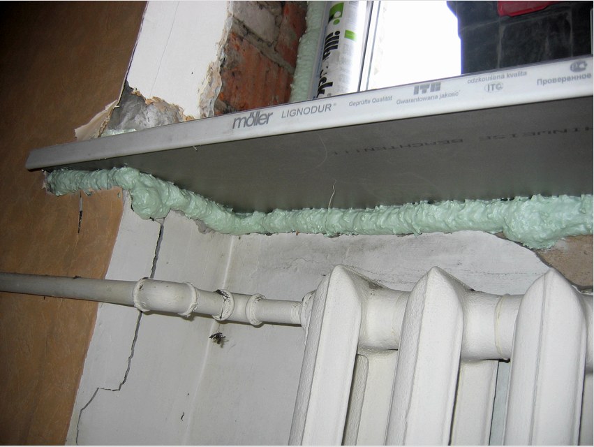 Az ablakpárkány szélességét a radiátor feletti kiemelkedés figyelembe vételével kell kiválasztani