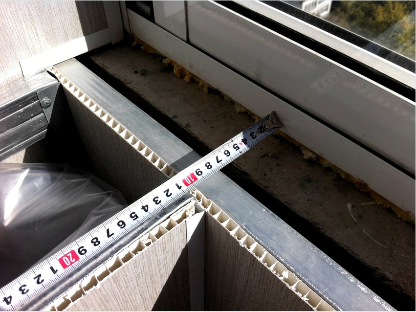 A műanyag ablakpárkány beszerelése előtt azt az elvégzett mérések szerint fűrészelni kell
