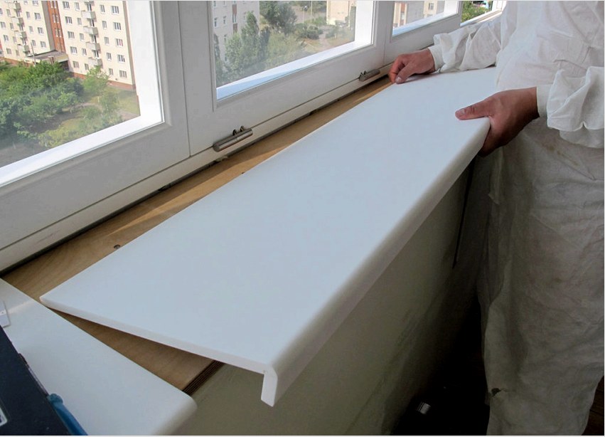 Az ablakpárkány erkélyre történő felszerelése után az üregek kitöltésére szolgáló beépítőhab nem használható