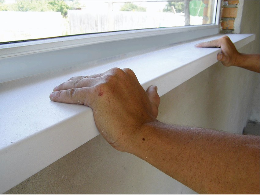 Mielőtt az ablakpárkányt szerelőhabbal töltené meg, ellenőrizze annak rögzítőelemeit
