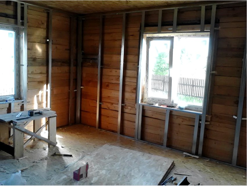 A fából készült házban a műanyag profil telepítésének folyamata hasonló a panel vagy tégla házba történő telepítéséhez