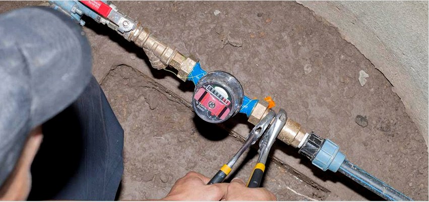 A vízmérő felszerelésekor nagyon fontos szempont a víz mozgásának irányának meghatározása