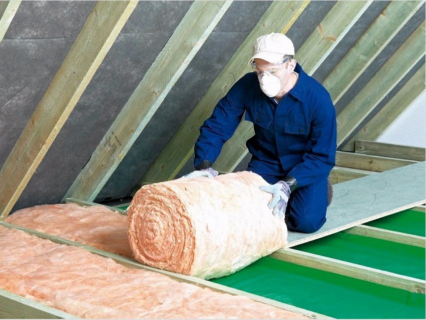 A tető szigetelését védőruházatban, védőszemüvegben és légzőkészülékben kell elvégezni