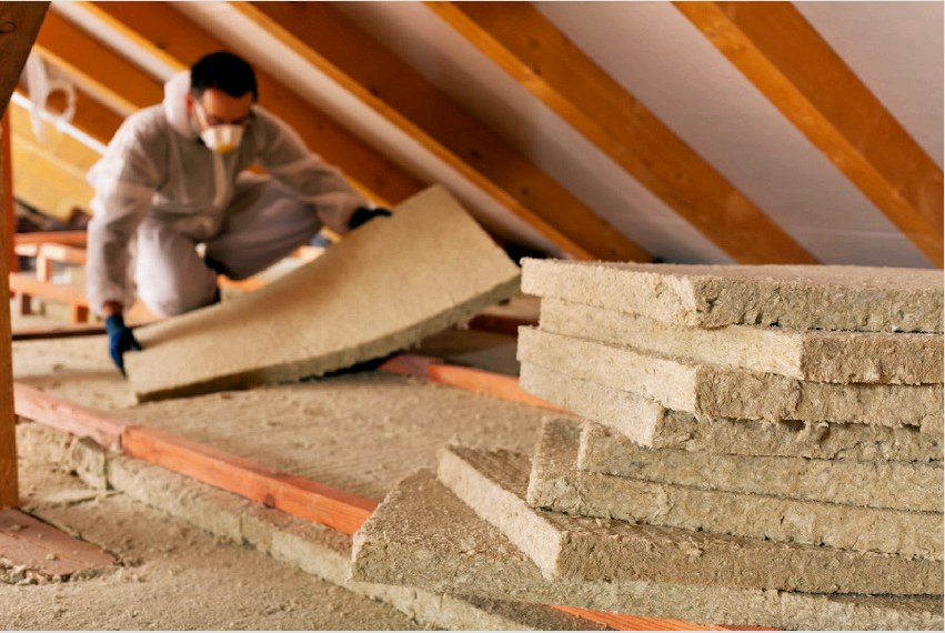 A tetőtér hőszigetelésére különféle anyagokat, például ásványgyapot, polisztirolt stb. Használnak.