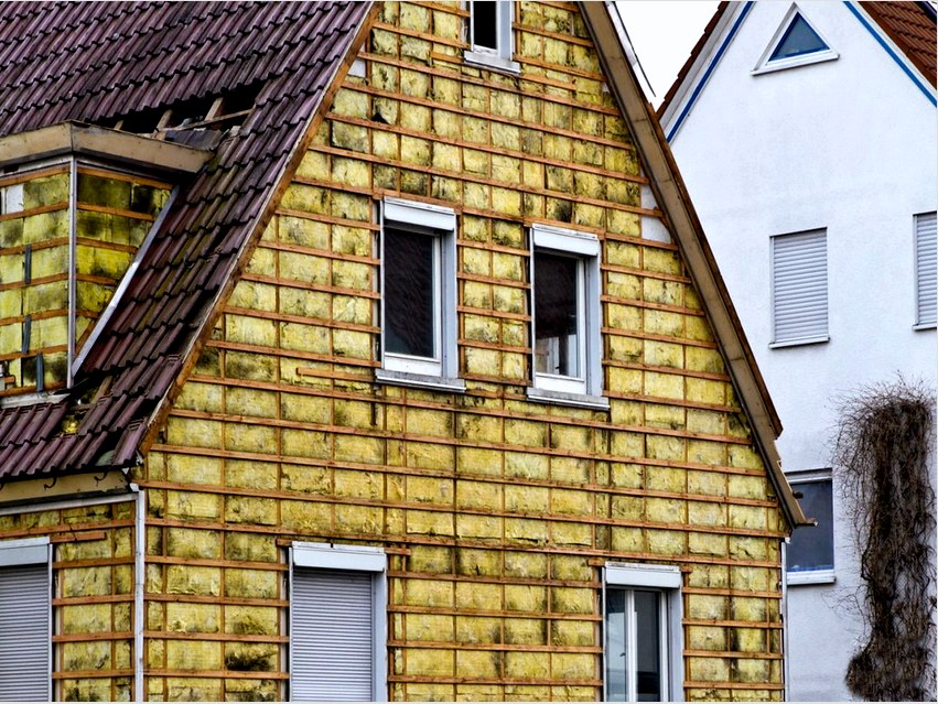 A ház homlokzatának külső ásványgyapot szigetelése kiváló hangszigetelést biztosít