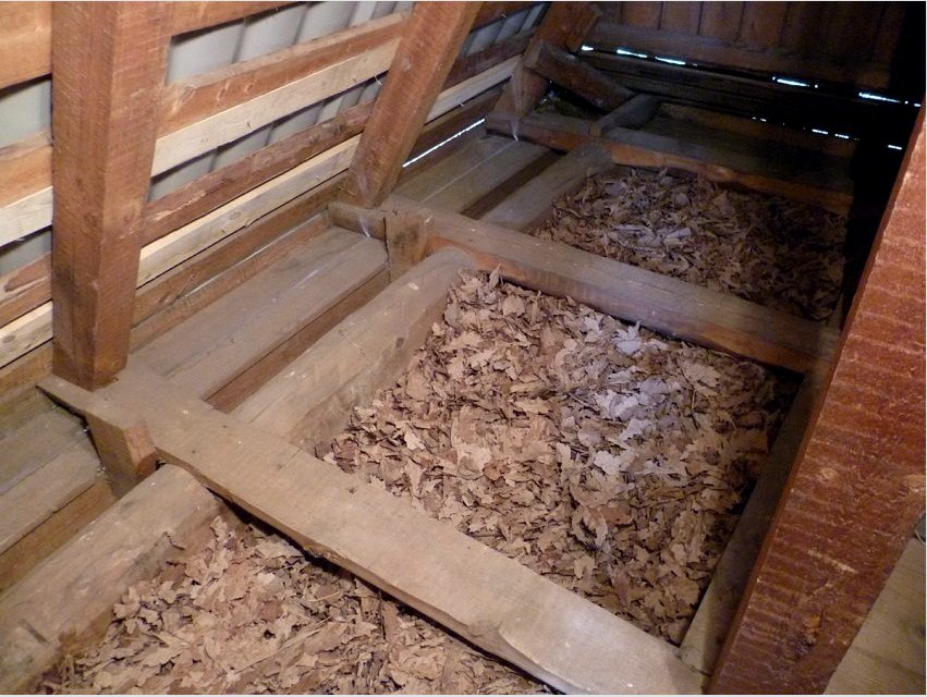 A fa padló feltöltése fűrészporral