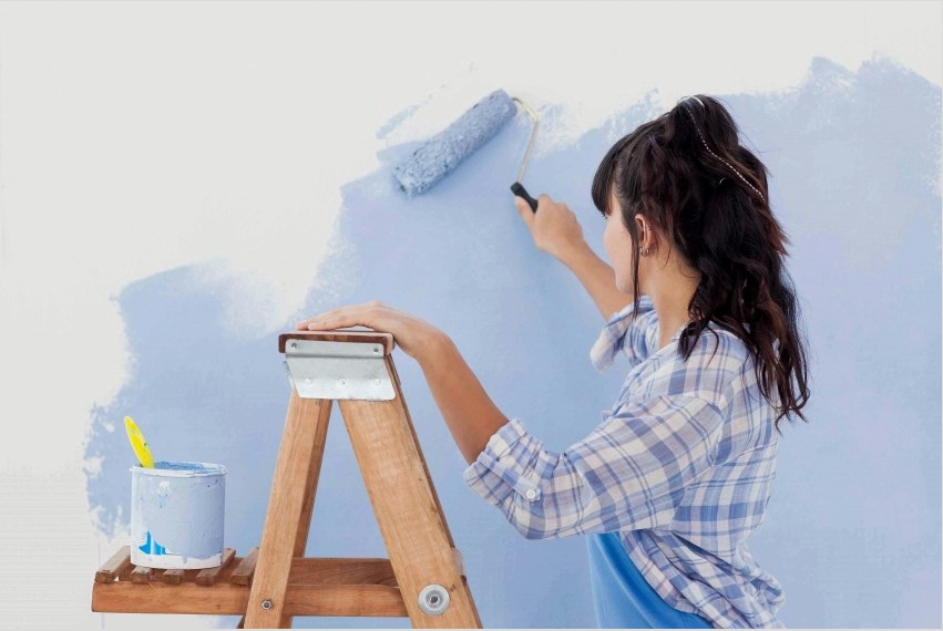 A kívánt eredménytől függően festéskor többféle szerszámot és improvizált anyagot használhat