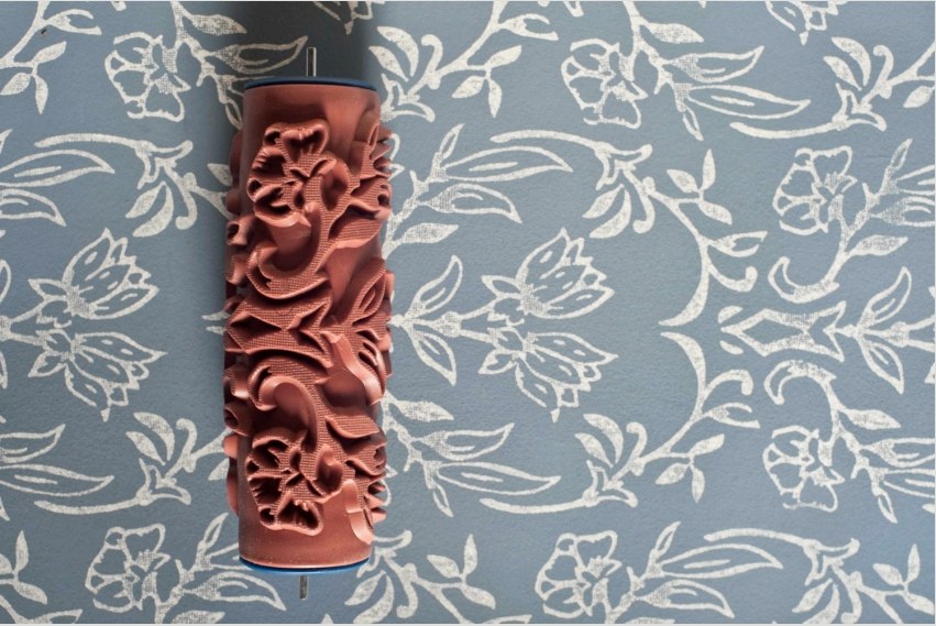 Textúrafesték és texturált henger használatával létrehozhat egy gyönyörű, vintage tapétahoz hasonló bevonatot