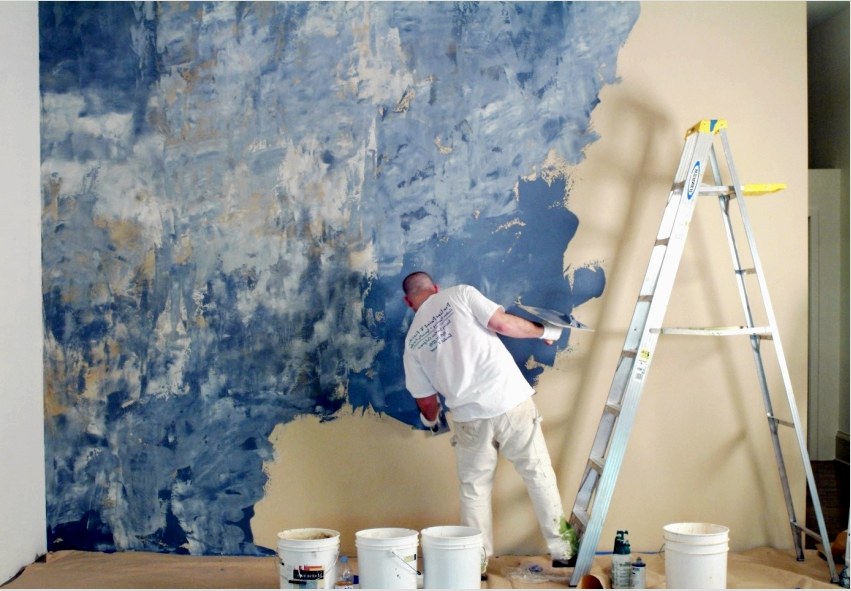 Ha a falat többféle, különböző textúrájú festékkel kell festeni - jobb, ha egy szakember bevonódik az ilyen munkába