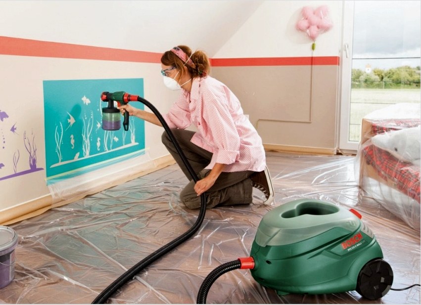 A falak festésének egyik legkényelmesebb módja a szórópisztoly használata, de nagy részecskékkel texturált festék használatakor ügyeljen a fúvóka szélességére.