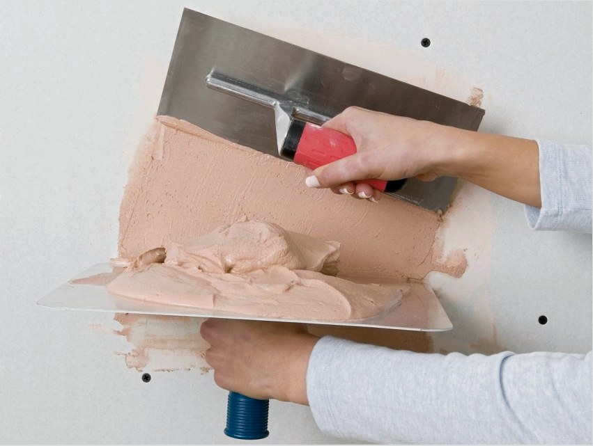 A stukkó faldekorációja nemcsak dekoratív szerepet játszik, hanem megóvja a felületet a mechanikai sérülésektől is.