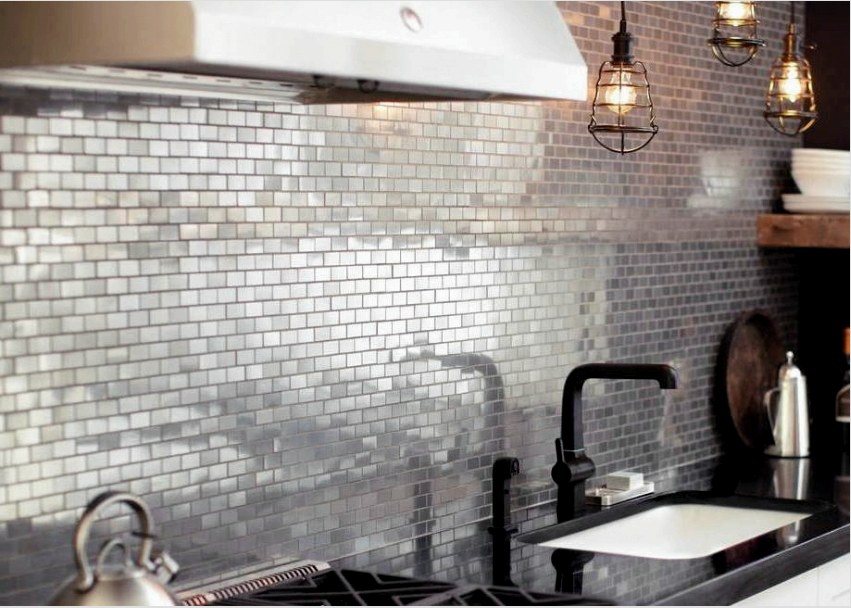 A tükörlapok használata egy köténynél lehetővé teszi a konyha helyének vizuális kibővítését