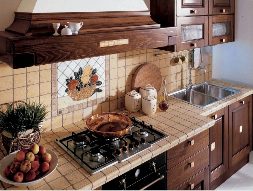 A kerámia cserépből készült dekoratív csempét gyakran használják egy vidéki stílusú konyha díszítésére. 