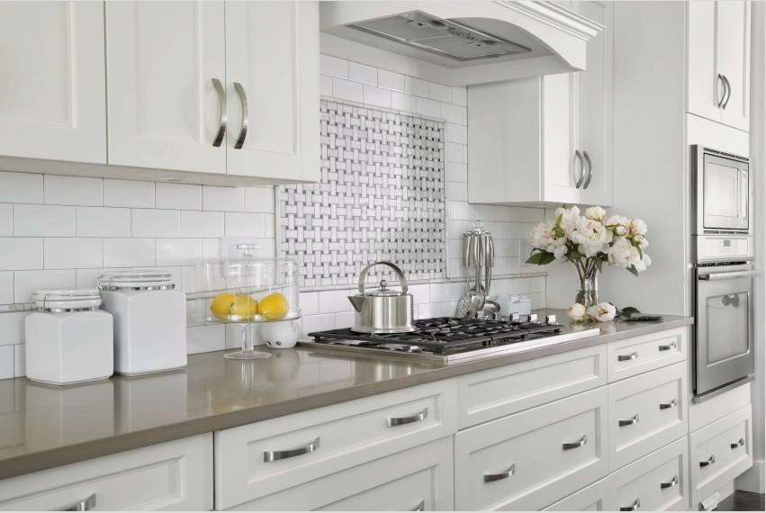 A dekoratív burkolólapokat általában a tűzhely fölé helyezik, amely központi helyet foglal el a konyhában