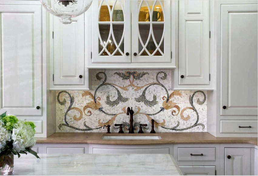 A kézzel készített mozaik drága és gondos munka, amely extravagánsnak és exkluzivitásnak adhatja a klasszikus konyha belsejét