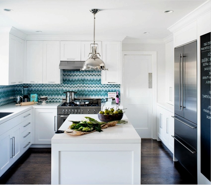 A klasszikus fehér konyhahoz érdekes díszítésű lapkákat is használhat, amelyek modernizálják a belső teret