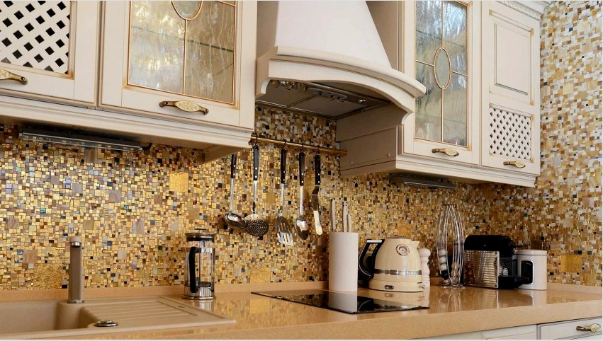 A kerámialapok mozaik formájában hangsúlyozzák a konyhát és a belső kialakítást